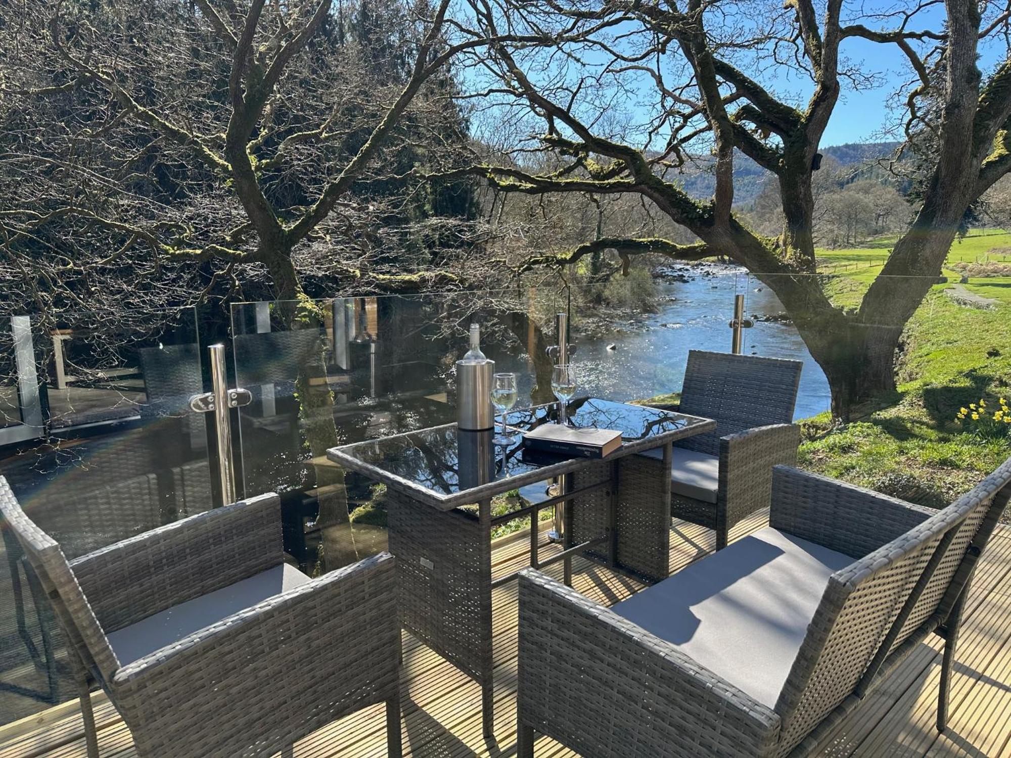 Craig-Y-Dderwen Riverside Hotel ベトウス・ア・コーエド エクステリア 写真