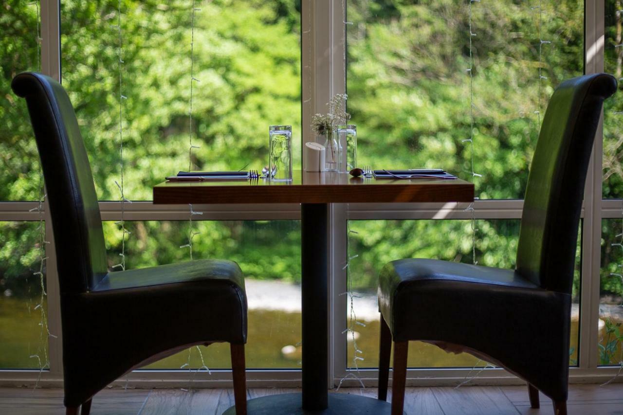 Craig-Y-Dderwen Riverside Hotel ベトウス・ア・コーエド エクステリア 写真